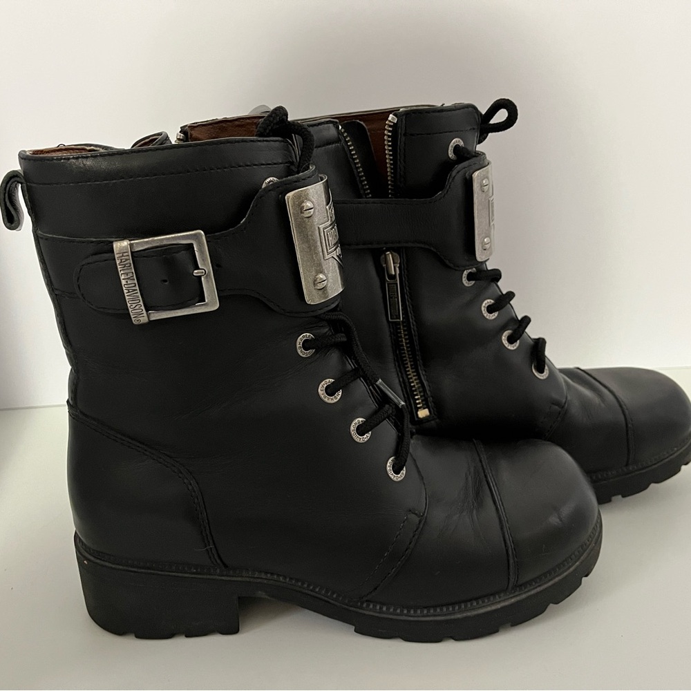 Harley Davidson women’s size 10 Black Leather Boots with Buckles and metal badge